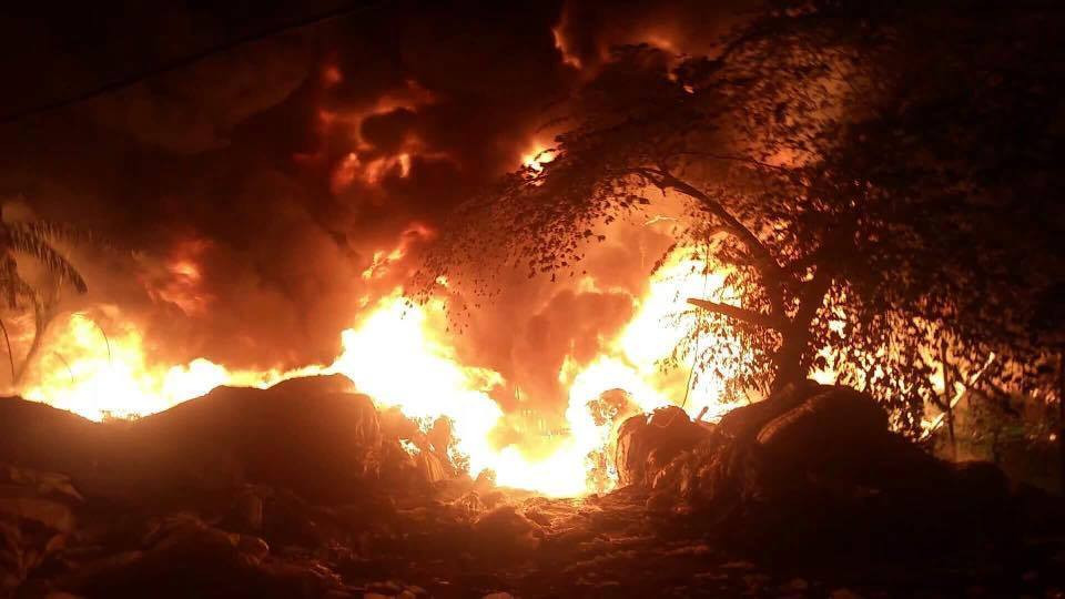 Hà Nội: Cháy dữ dội tại xưởng nhựa làng Trung Văn