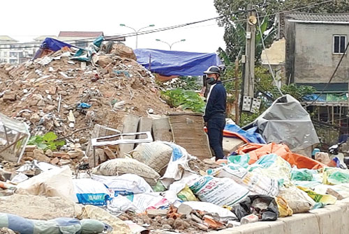 rác thải ngổn ngang trên đường Văn Cao - Hồ Tây