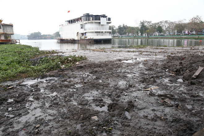 Sau hơn một tuần cưỡng chế, khu vực xung quanh Hồ Tây đoạn từ số 2 đến số 10 Nguyễn Đình Thi lộ ra những bãi sình lầy gây mất mỹ quan đô thị. Đây vốn là vị trí của các nhà nổi đã được di dời đi nơi khác.