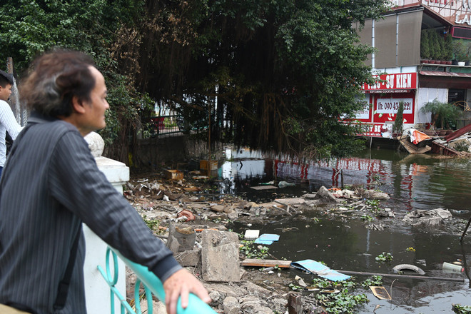 Nhiều người cho rằng, Hà Nội cần tổ chức dọn dẹp rác thải, nạo vét ở khu vực di dời nhà nổi, du thuyền để đảm bảo vệ sinh môi trường cho Hồ Tây.