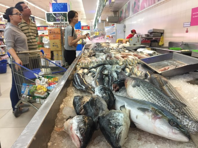 §u cá HÓi Na-Uy và cá Cam Nh­t °ãc bày bán t¡i mÙt siêu thË trên Ëa bàn qu­n Bình Th¡nh, TP.HCM ¢nh : Duyên Phan