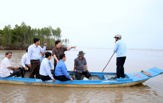 Sáng 29/5, Phó Thủ tướng Trịnh Đình Dũng cùng đoàn công tác Chính phủ đã có buổi khảo sát thực tế ở tỉnh Cà Mau về thực trạng sạt lở tại đây.