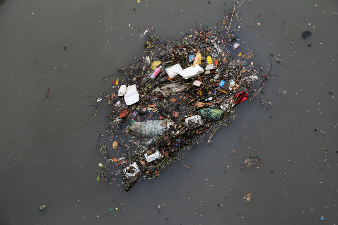  Các loại rác thải tập kết vào nhau thành một tảng trôi nổi khắp nơi.