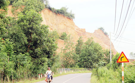 Nhìn từ xa, quả đồi Mung 1 ở ấp Bàu Chim (xã Phú Xuân, huyện Tân Phú) bị “xẻ thịt” nham nhở.