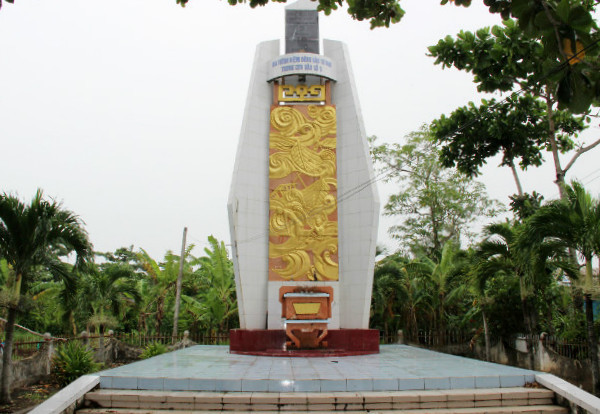 Bia tưởng niệm nạn nhân bị nạn trong Bão số 5 (Bão Linda) tại cửa biển Khánh Hội, huyện U Minh.