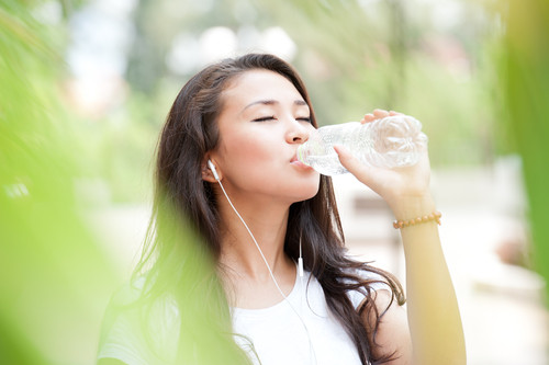 Uống nước đúng cách sẽ mang đến cho bạn một cơ thể khỏe mạnh.