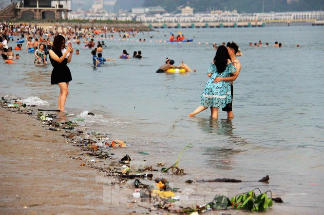 Trẻ ngụp lặn bơi trong rác biển ở Hạ Long - ảnh 8