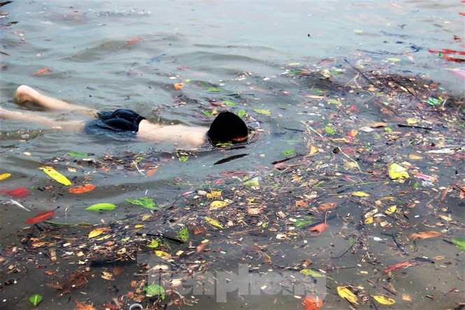 Trẻ ngụp lặn bơi trong rác biển ở Hạ Long - ảnh 7