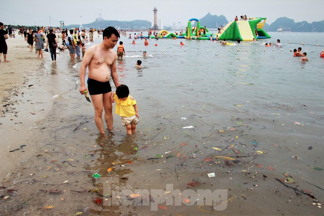 Trẻ ngụp lặn bơi trong rác biển ở Hạ Long - ảnh 9