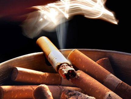 Ô nhiễm khói thuốc lá: Hại mình, hại người