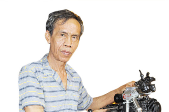 Người cựu binh tài hoa “ép” sắt vụn ra… xăng