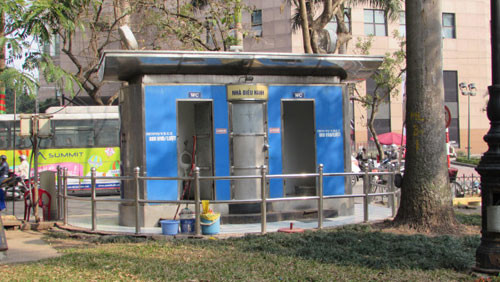 Nhà vệ sinh công cộng giữa thủ đô: vừa bẩn, vừa thiếu