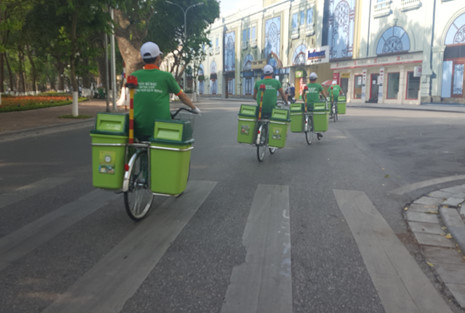 ‘Bắt chước’ công an, môi trường Hà Nội dùng xe đạp dọn rác