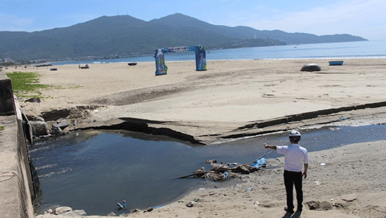 Đà Nẵng: Ống xả thải không qua xử lý đổ thẳng ra biển