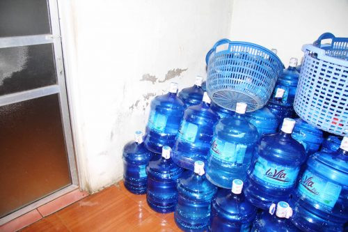 Sản xuất nước uống đóng chai đá dùng liền: Nhìn mà…khiếp Bài 2: Chi Cục ATVSTP Hà Nội vào cuộc kịp thời