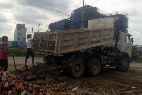 Thanh tra sở GTVT TP.HCM: Ra quân xử phạt xe đổ bùn đất bừa bãi