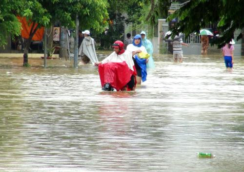 Nha Trang: Mưa lớn, ngập lụt cục bộ