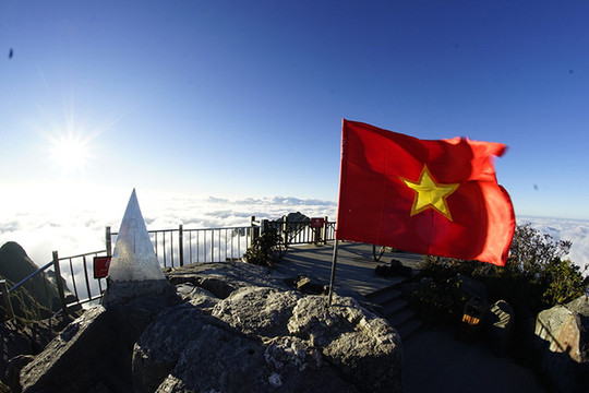 Ngắm đỉnh Phan Si Păng huyền ảo trong mùa đẹp nhất năm