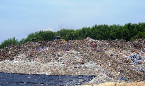 Thừa Thiên – Huế: Người dân “di tản” vì rác thải bốc mùi