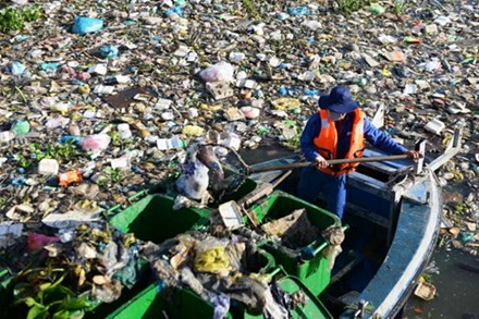 TP HCM: 5 tấn rác xả xuống kênh Nhiêu Lộc – Thị Nghè mỗi ngày
