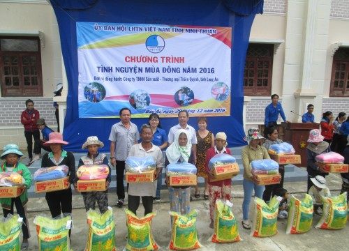 Ninh Thuận: Chương trình “tình nguyện mùa Đông” năm 2016 và mang quà tết đến với đồng bào Raglai