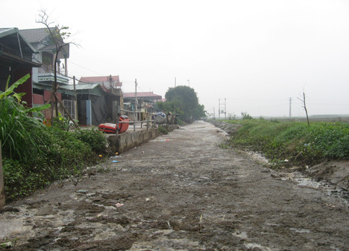 Hà Nội: Kênh cấp nước nông nghiệp biến thành bãi rác thải