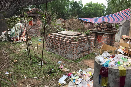 Chùa Phật Tích ngập trong rác thải và hàng quán rong ven đường
