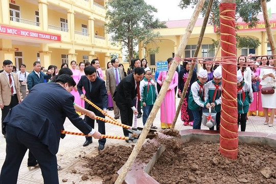 Trồng thêm ít nhất 5 cây xanh trong năm mới tại các trường ở Hà Nội