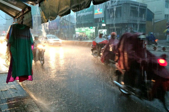 TP. Hồ Chí Minh “mưa xuân” đầu năm gây ngập đường