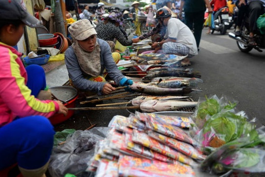 TP Hồ Chí Minh: Nhộn nhịp mua cá lóc nướng ngày thần tài