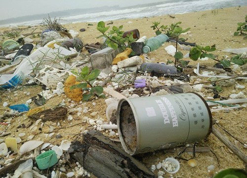 Quảng Nam: Dầu vón cục, chai lọ chữ Trung Quốc dạt vào bờ biển