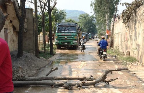 Thanh Hóa: Dân bức xúc chặn xe chở đất vì gây ô nhiễm