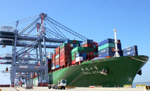 Siêu tàu container cập cảng quốc tế Cái Mép