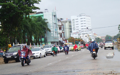 Thừa Thiên – Huế: Tình trạng dừng đỗ xe ô tô lộn xộn trên các tuyến phố