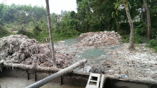 Thanh Hóa: Sông Nhơm “chết” vì người dân giặt bao bì