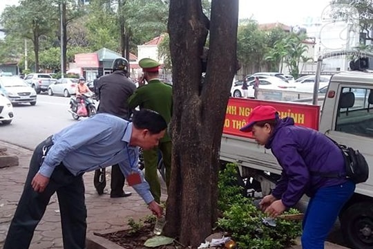 Hà Nội: Thu được gần 70 triệu đồng từ việc phạt người tiểu bậy và xả rác bừa bãi trong 2 ngày