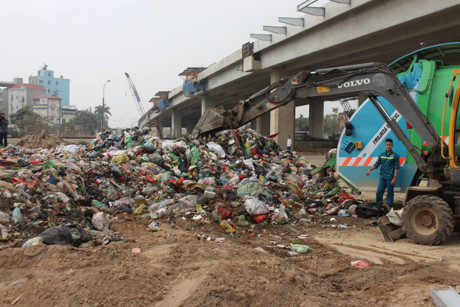 Nam Từ Liêm, Hà Nội: “Bất thình lình” xuất hiện đống rác khổng lồ dưới chân cầu vượt