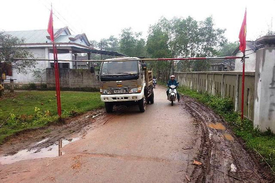 Thừa Thiên – Huế: Xe tải “cày” nát đường, người dân lập barrie