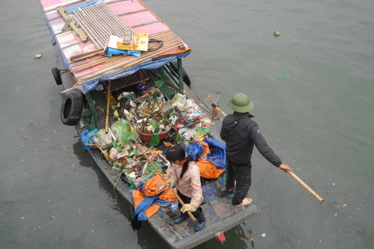 Vớt 2 tấn rác mỗi ngày ở Vịnh Hạ Long