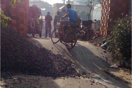 Quận Gò Vấp, TP HCM: Tự ý nâng nền đường, người dân khốn khổ