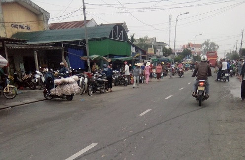 TT-Huế : Đường quốc lộ biến thành bãi chợ