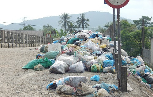 Thừa Thiên – Huế: Cuộc sống đảo lộn vì bãi tập kết rác gây ô nhiễm