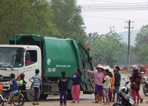 Thừa Thiên – Huế: Khu xử lý chất thải gây ô nhiễm, dân lập chốt chặn xe chở rác