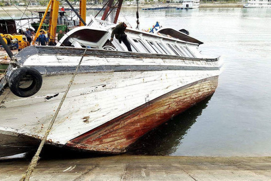Quảng Ninh: Chìm tàu du lịch tại cảng Tuần Châu
