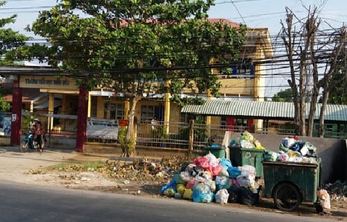 Tiền Giang: Gần 300 học sinh và cán bộ giáo viên sống chung với bãi rác trước cổng trường