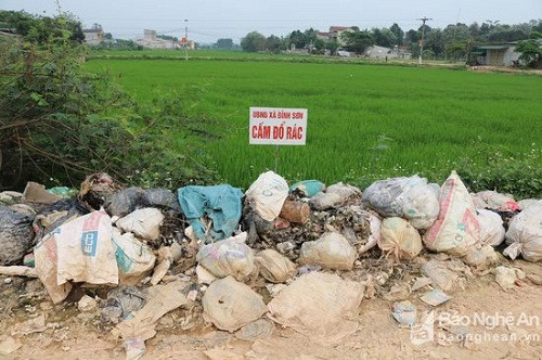 Nghệ An: Rác ngập đường xã nông thôn mới