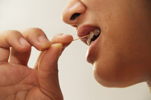 Xỉa răng bằng tăm và những tác hại khó lường