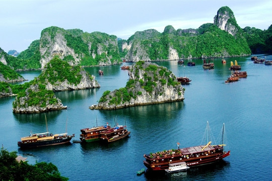 Vịnh Hạ Long (Quảng Ninh): Phí thăm quan tăng “vọt”, nhiều du khách bỏ về