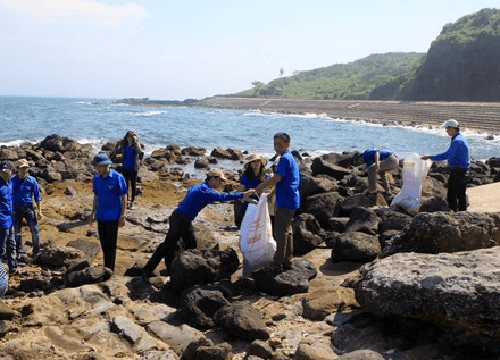 Quảng Trị: Thanh niên ra quân làm sạch bờ biển Cồn Cỏ