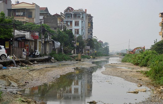 Hà Nội: Dân khổ sở vì tuyến đường ngập nước thải
